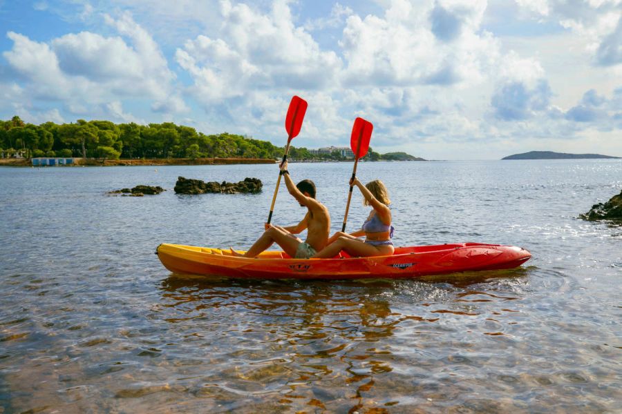 Pareja montando en Kayak en Santa Eulària