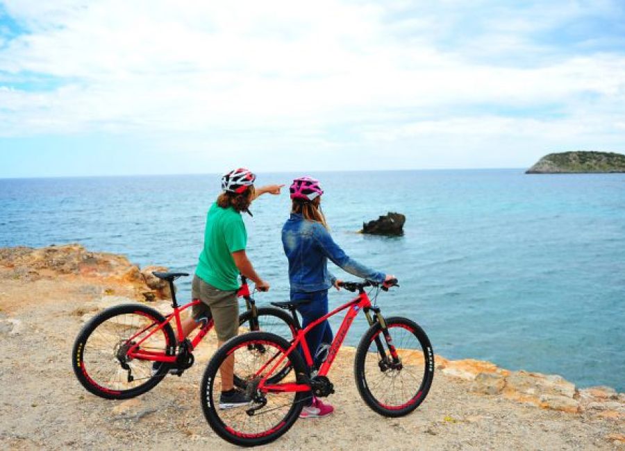 Pareja recorriendo la ruta cicloturista N3