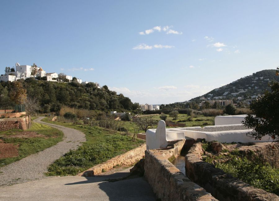 Casa payesa, campos y Puig de Missa de fondo