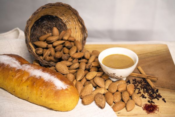 Salsa de nadal, almendras, canela y bescuit sobre una mesa