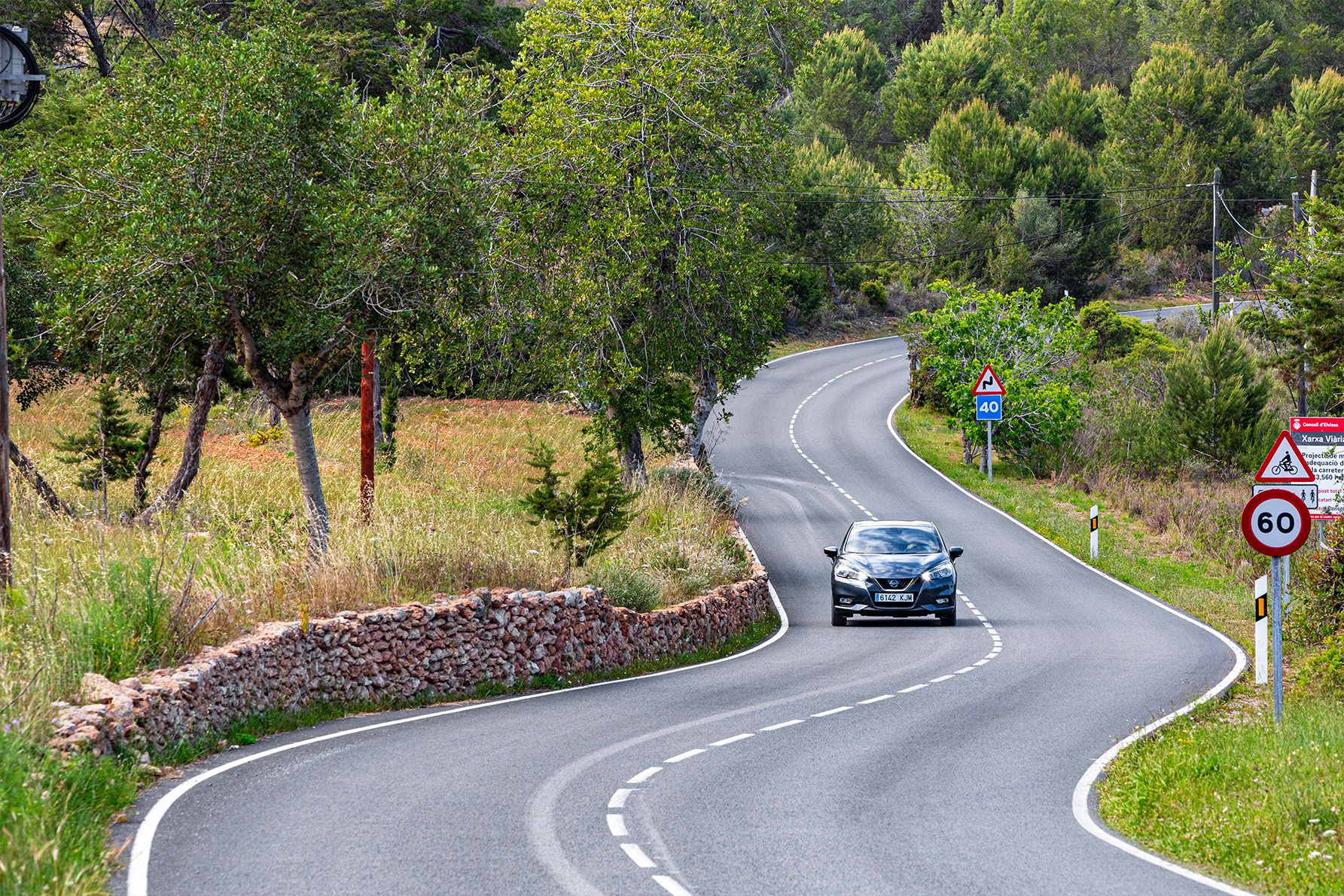 Coche por una carretera secundaria de Santa Eulària