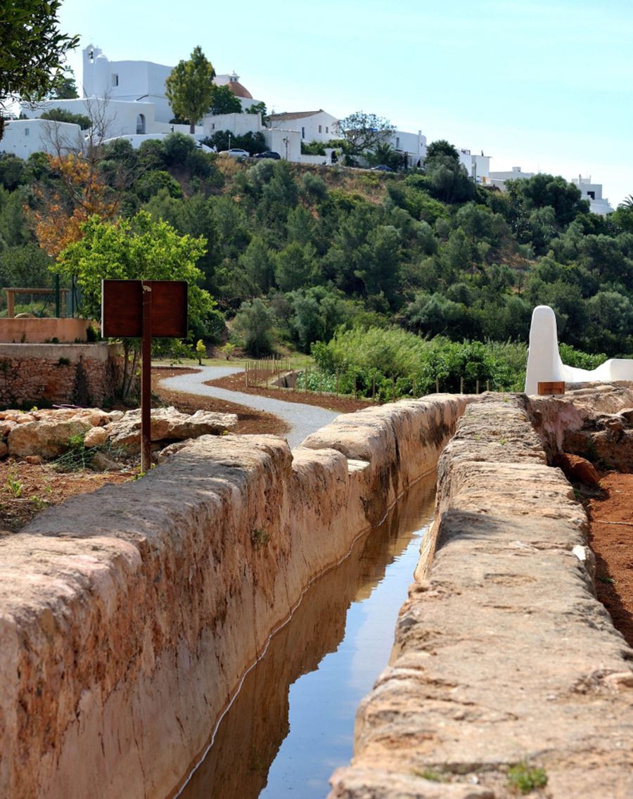 Torrente pasando entre dos muros de terrenos en Santa Eulalia