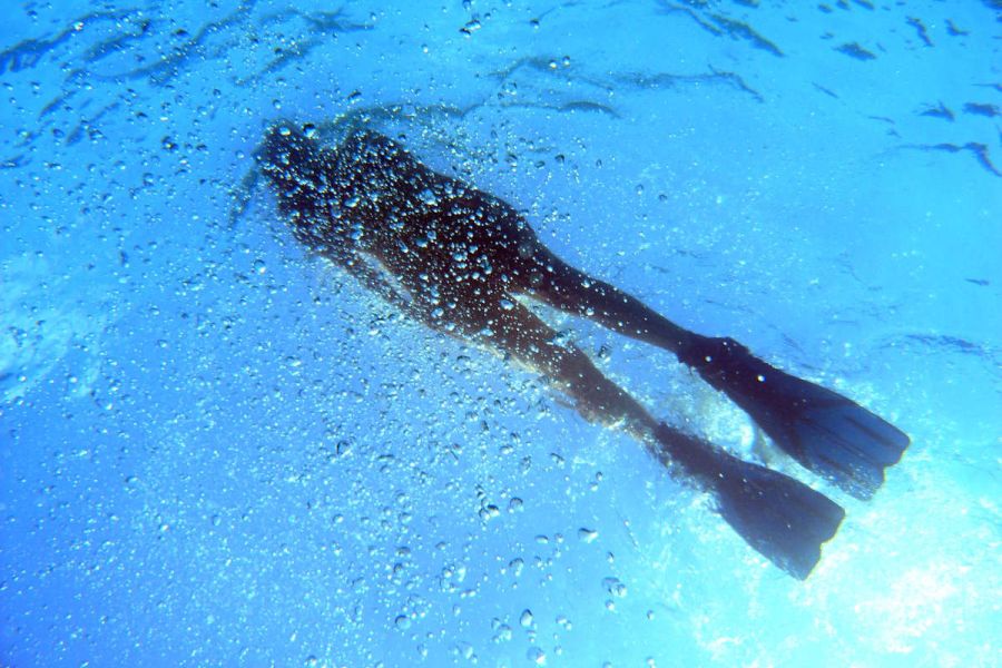 Persona buceando en Santa Eulària