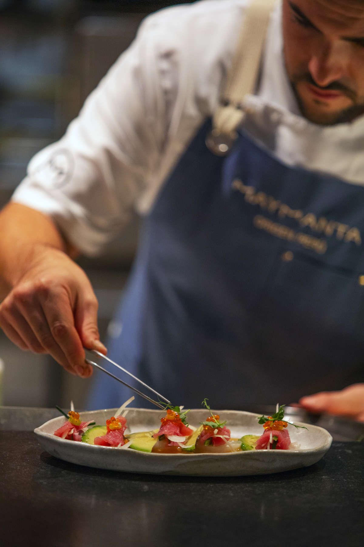 Chef preparando un plato de alta cocina